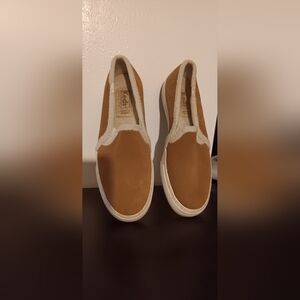 Womens tan/brown suede  keds slip on shoes. Size 8 pre-owned,  in good condition